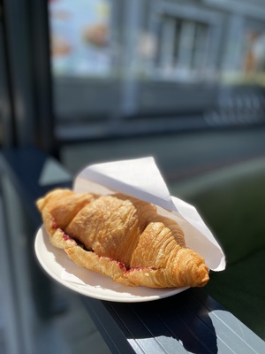 Круасан з джемом