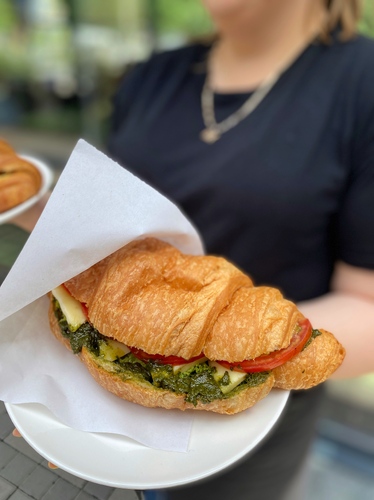 Круасан з моцарелою і песто