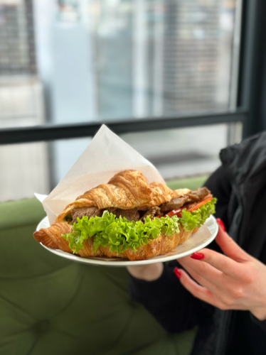 Круасан з телятиною