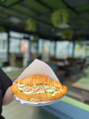 Круасан з тунцем