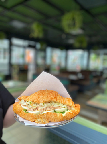 Круасан з тунцем